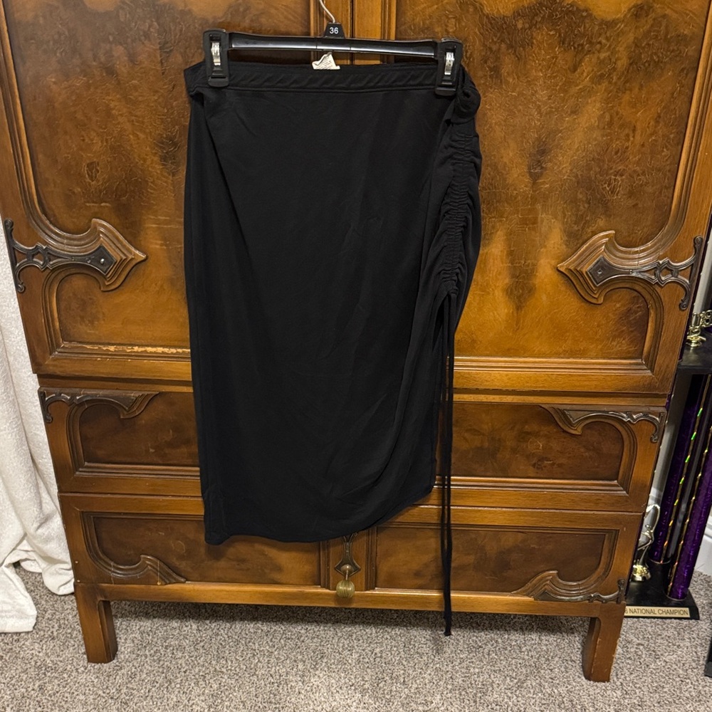 Chic Black Ruched Midi Skirt